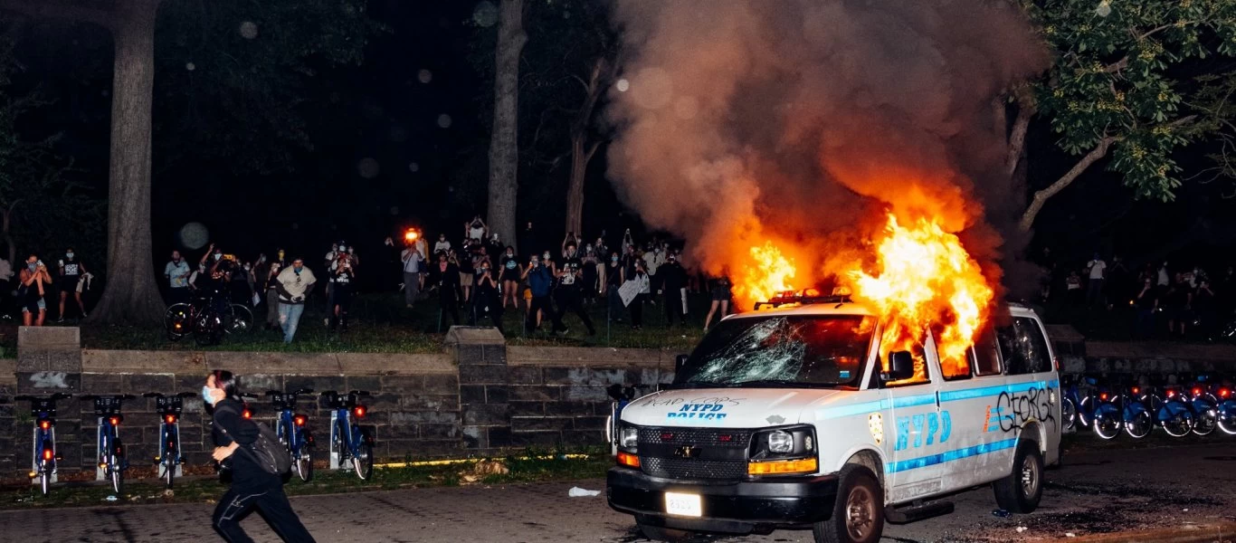 Βγήκαν τα όπλα στις ΗΠΑ: Νεκρός αστυνομικός από πυρά διαδηλωτών